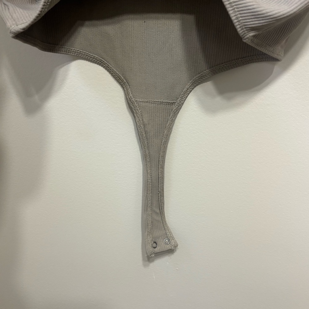 Abercrombie & Fitch Taupe Ribbed Scoop-Neck Bodysuit - Picture 4 of 5